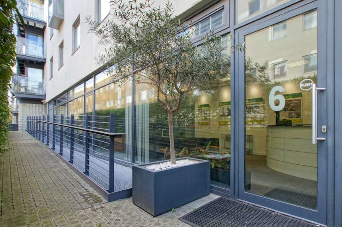 Retail/Shop in London - photo 2