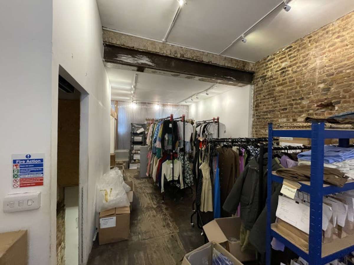 Retail/Shop in London - photo 4