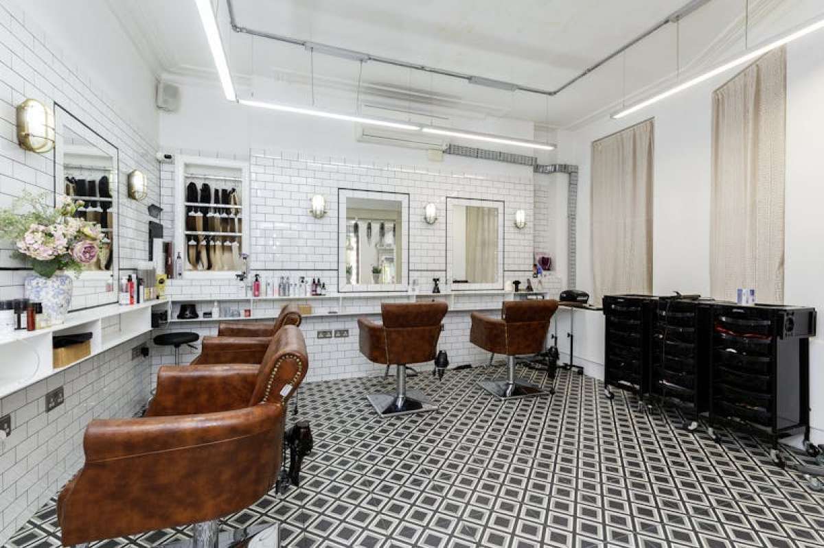 Retail/Shop in London - photo 2