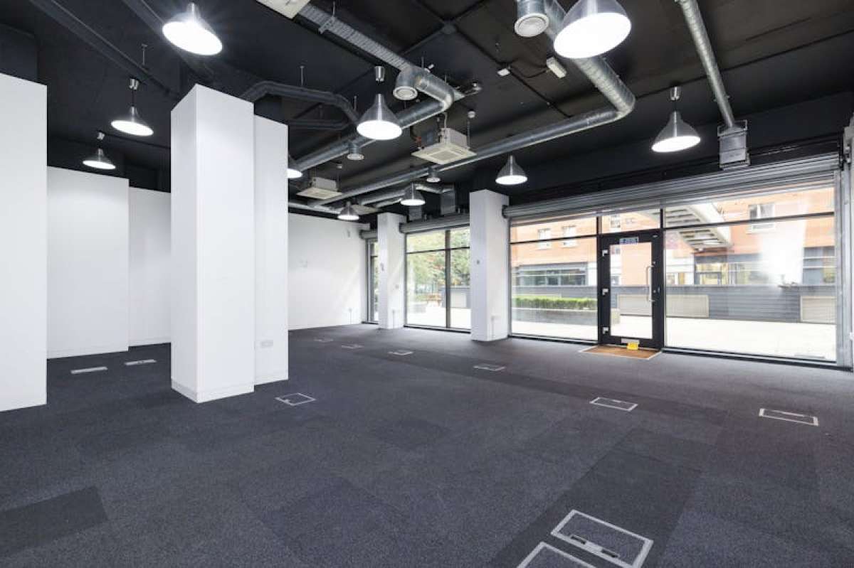 Retail/Shop in London - photo 3