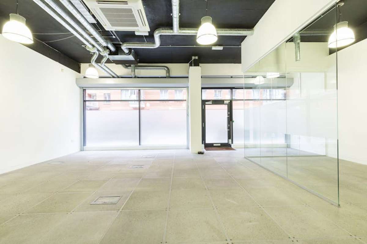 Retail/Shop in London - photo 4