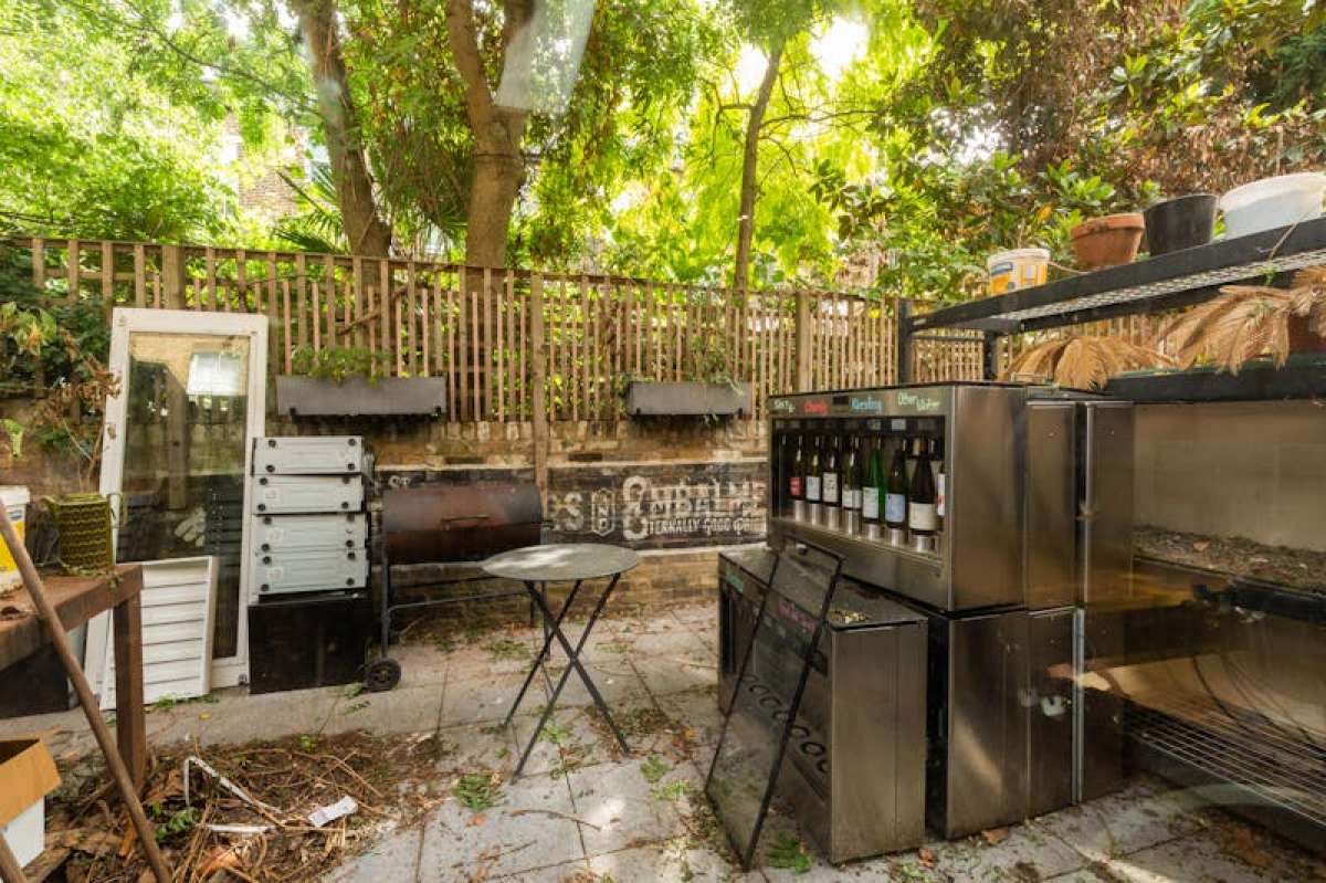 Retail/Shop in London - photo 4