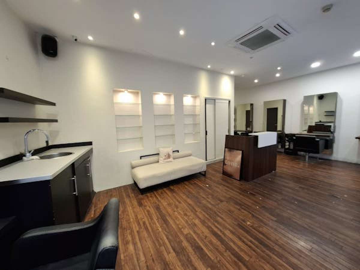 Retail/Shop in Worcester - photo 2