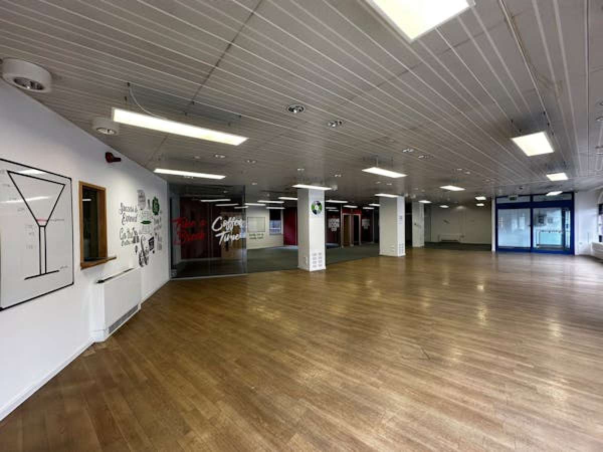 Retail/Shop in Worcester - photo 2