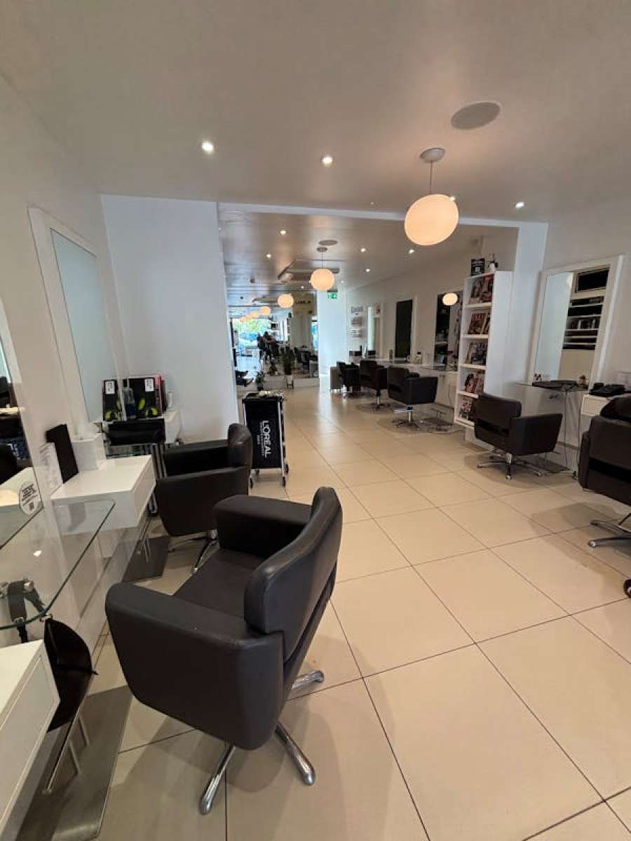 Retail/Shop in Virginia Water - photo 3