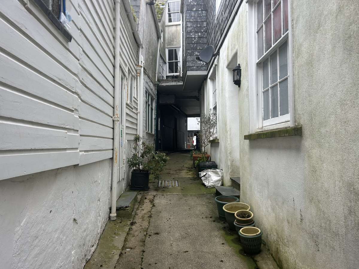 Retail/Shop in Kingsbridge - photo 3