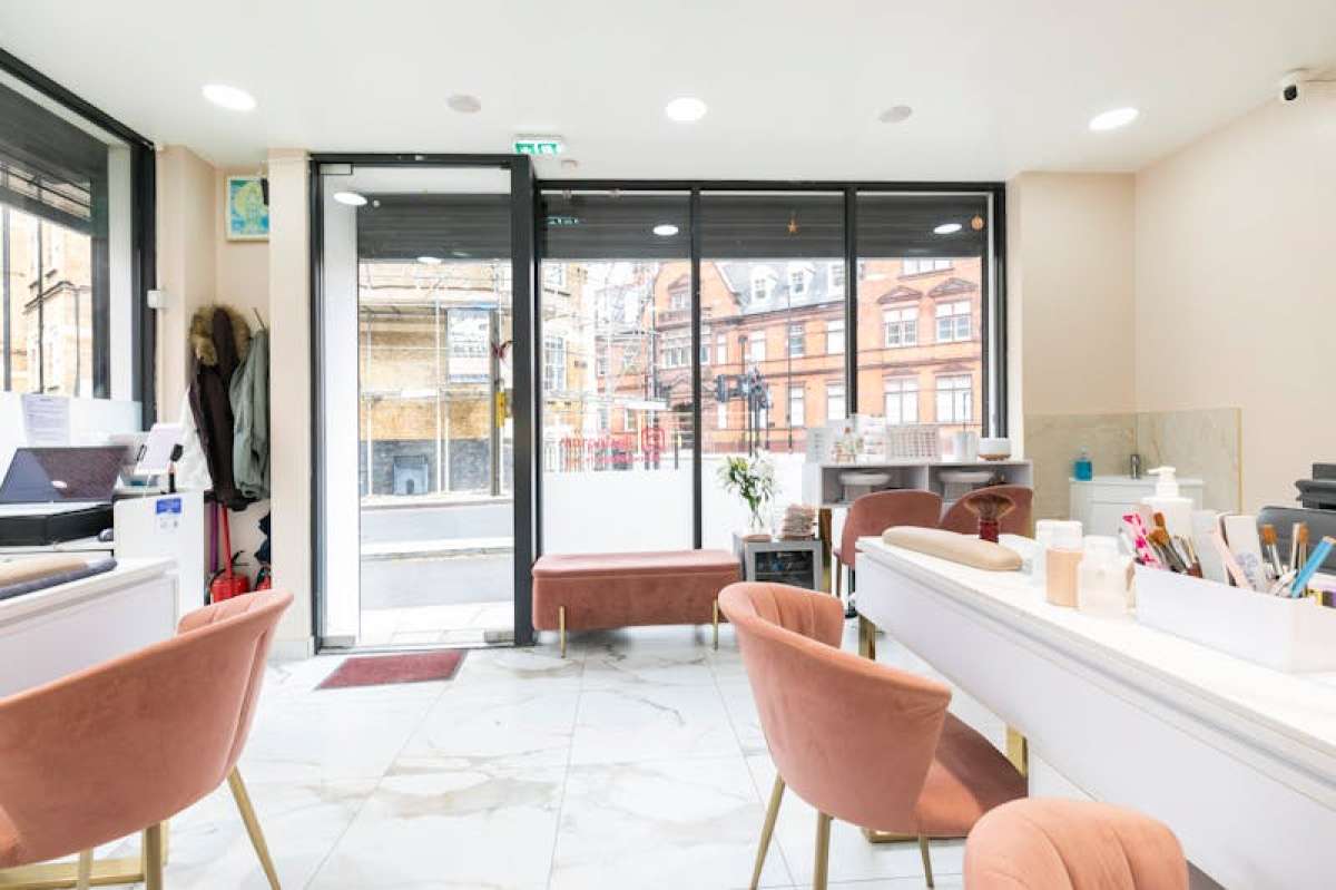 Retail/Shop in London - photo 3