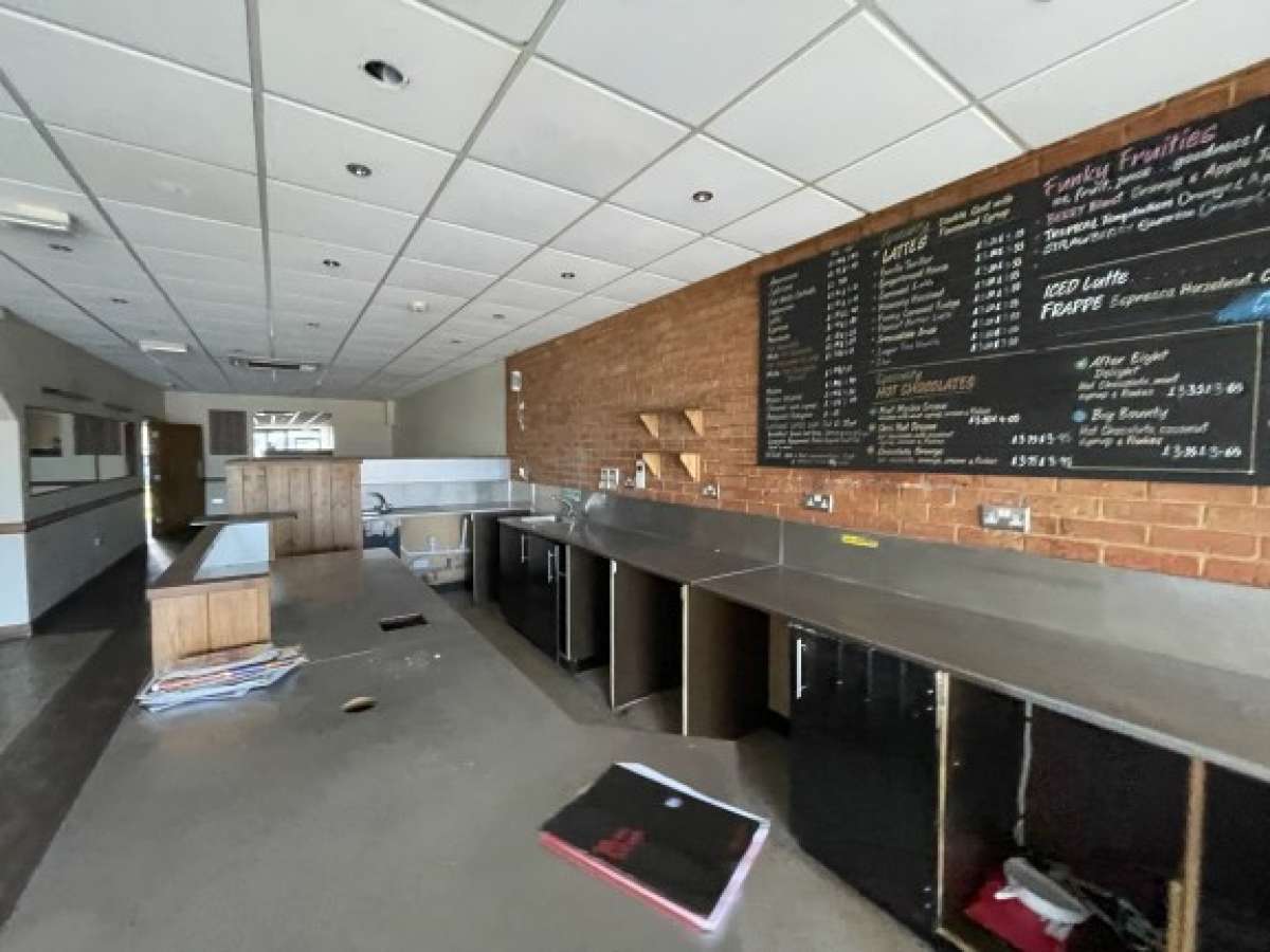 Retail/Shop in Weston Super Mare - photo 2