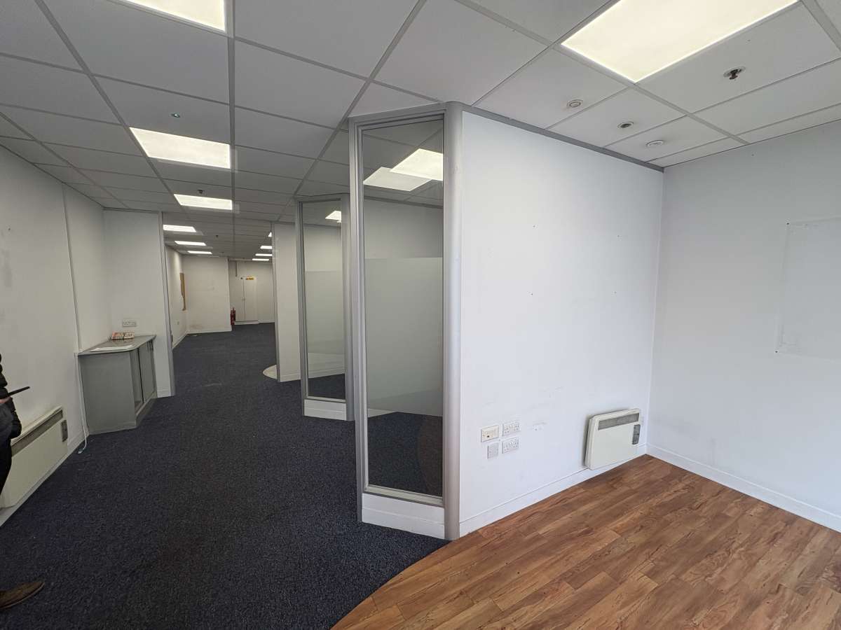 Retail/Shop in Lincoln - photo 2