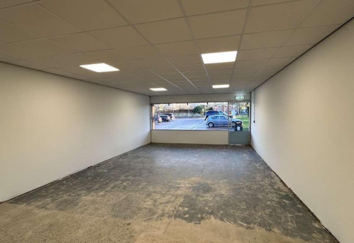 Retail/Shop in Swindon - photo 4