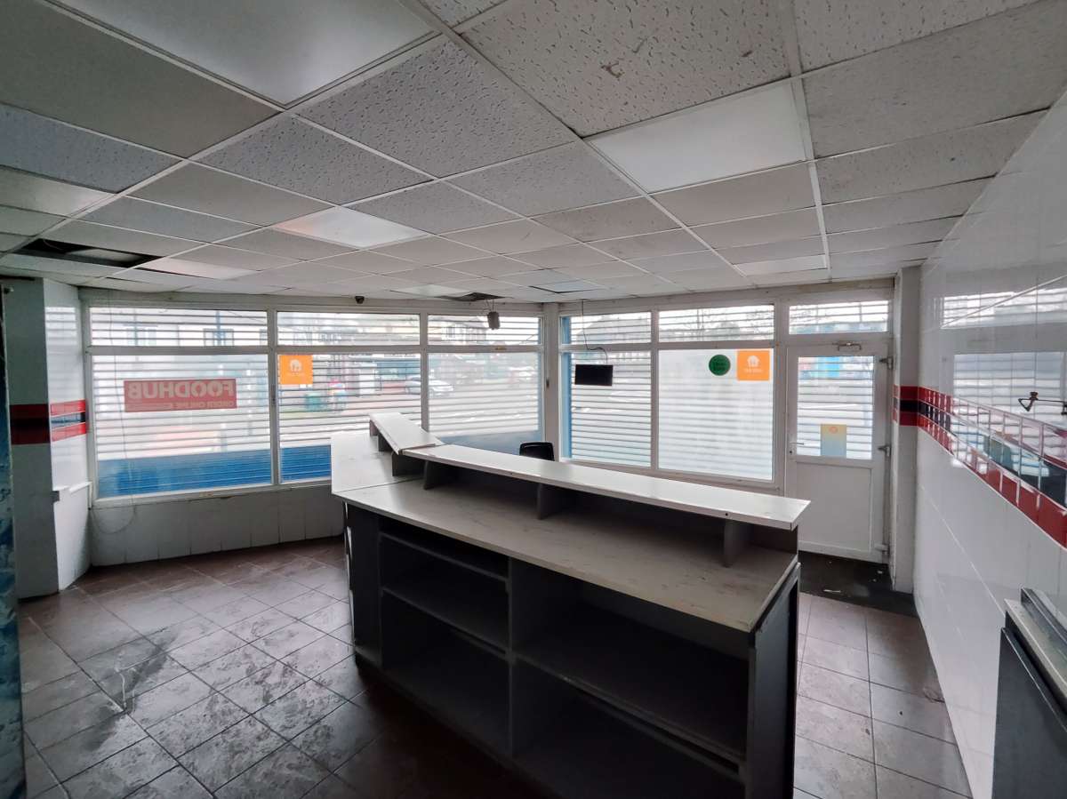 Retail/Shop in West Bromwich - photo 4