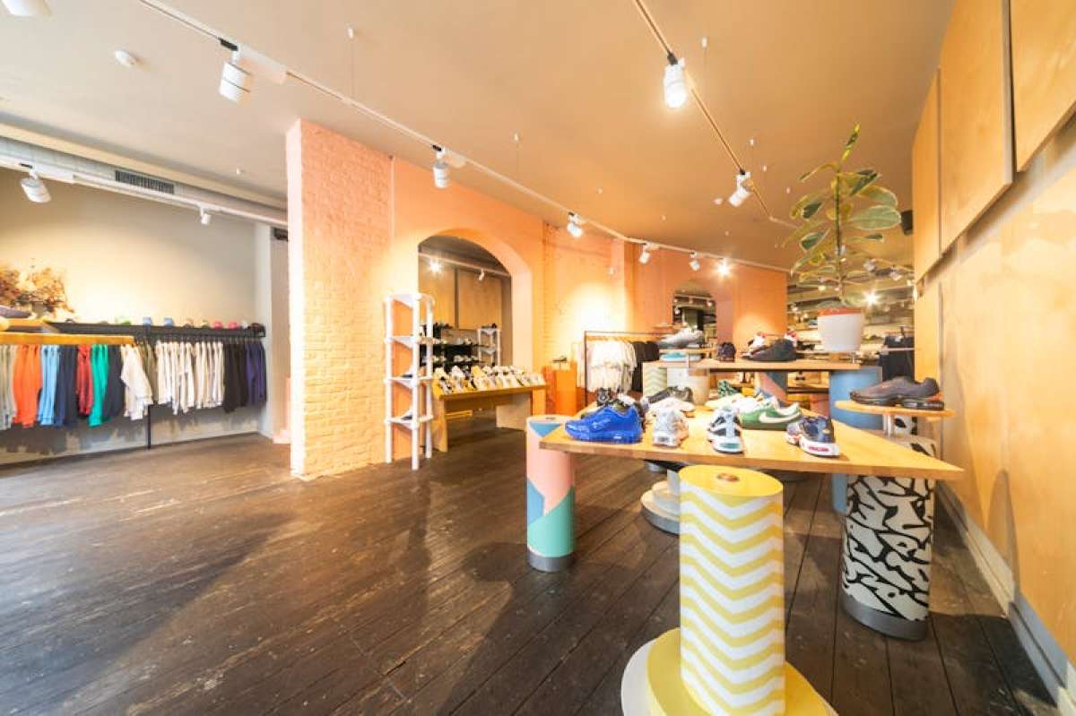 Retail/Shop in London - photo 3