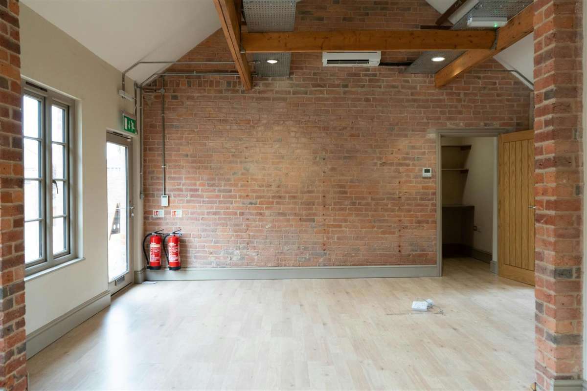 Retail/Shop in Grantham - photo 2
