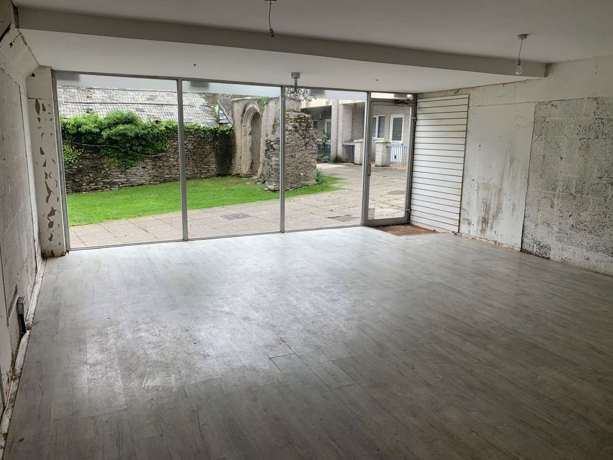 Retail/Shop in Plymouth - photo 2