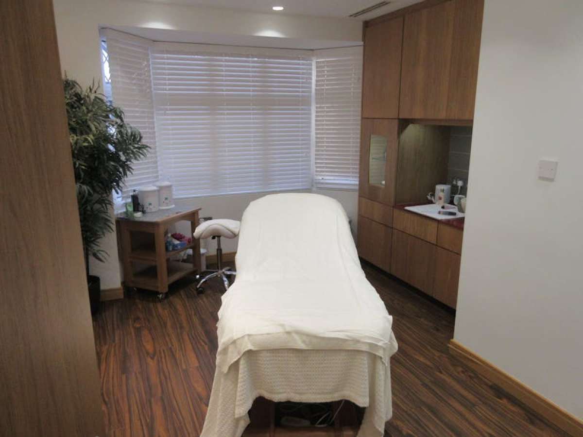 Retail/Shop in West Byfleet - photo 3