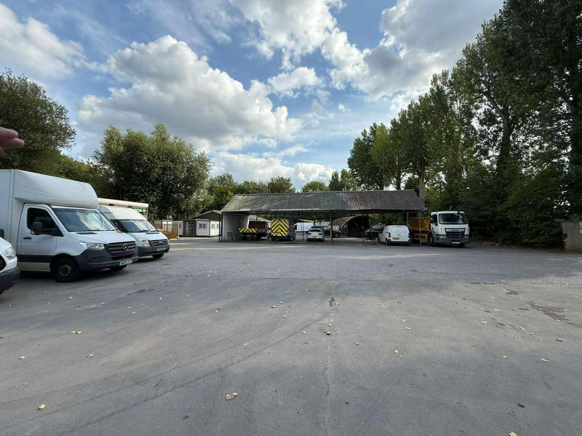 Industrial Unit in Eastleigh - photo 2