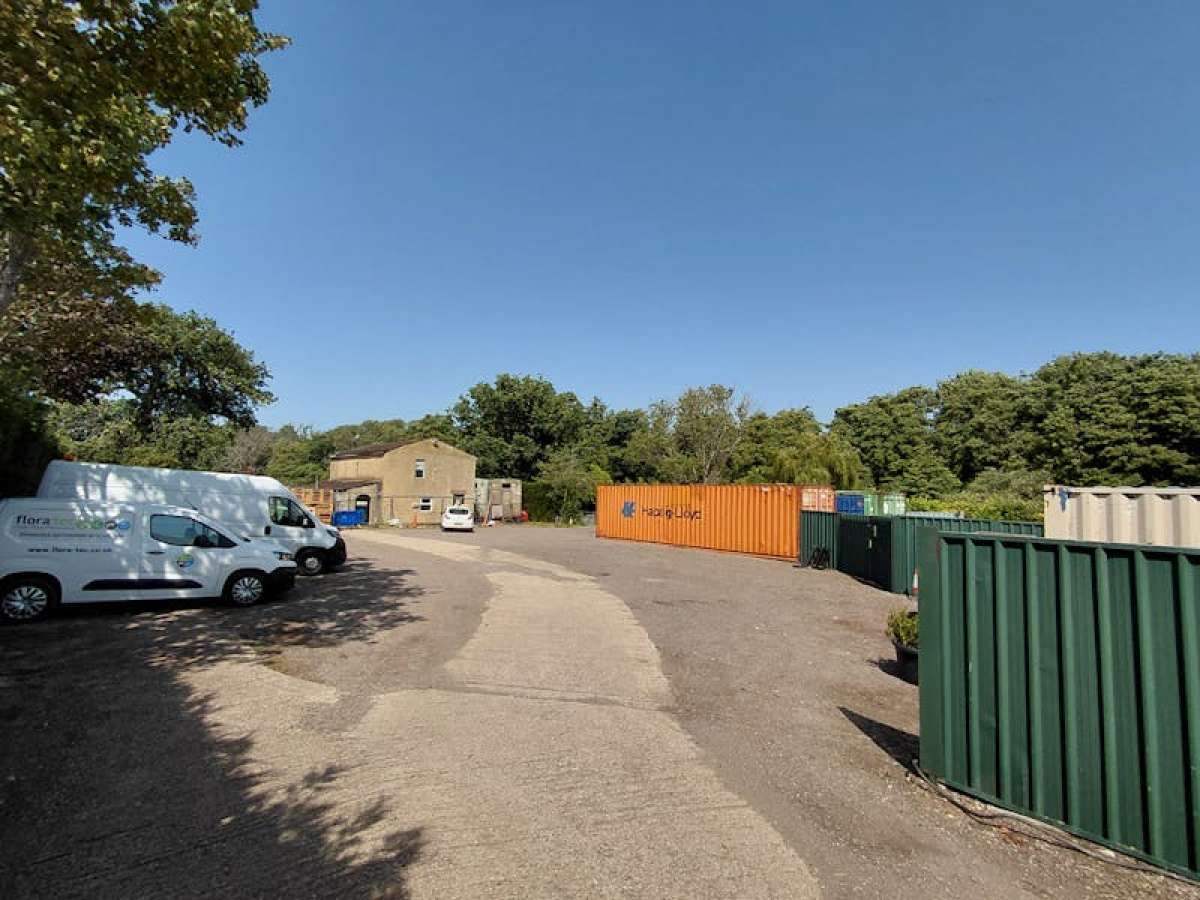 Storage in Romsey - photo 3